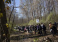 Activistas marchan por el bosque para protestar contra Cop City
