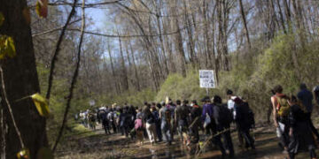 Activistas marchan por el bosque para protestar contra Cop City