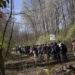 Activistas marchan por el bosque para protestar contra Cop City