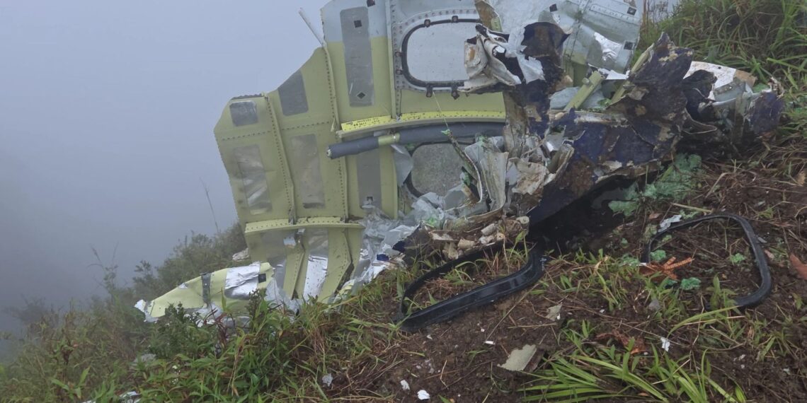 Se encuentran escombros en la búsqueda del avión desaparecido que se estrelló "matando a los 11 a bordo" mientras los rescatistas buscan frenéticamente en las montañas