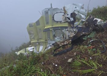 Se encuentran escombros en la búsqueda del avión desaparecido que se estrelló "matando a los 11 a bordo" mientras los rescatistas buscan frenéticamente en las montañas