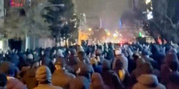 Se extienden las protestas en Irán mientras el régimen promete tomar represalias contra cualquier ataque estadounidense