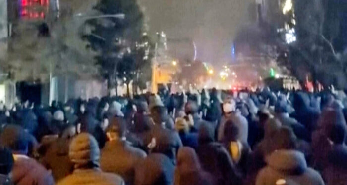 Se extienden las protestas en Irán mientras el régimen promete tomar represalias contra cualquier ataque estadounidense