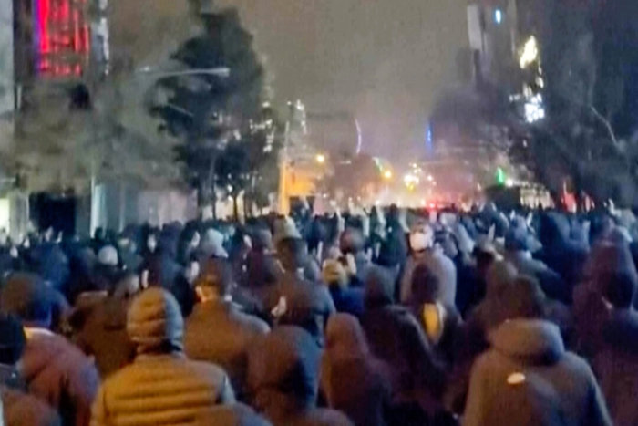 Se extienden las protestas en Irán mientras el régimen promete tomar represalias contra cualquier ataque estadounidense