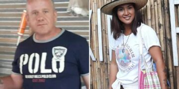 Un collage de imágenes que contiene 2 imágenes. La imagen 1 muestra a la policía persiguiendo al marido británico, de 56 años, acusado de matar a su esposa tailandesa, de 43 años, y huir. La imagen 2 muestra a la policía persiguiendo al marido británico, de 56 años, acusado de matar a su esposa tailandesa, 43, y huyendo.