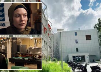 Un collage de imágenes que contiene 2 imágenes. La imagen 1 muestra una vista exterior de la vivienda social en Stek-Oost en Ámsterdam. La imagen 2 muestra una mujer que lleva un hiyab mira fuera de cámara con un bocadillo que dice "Sí, mi amigo era..."