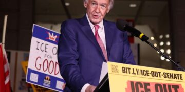 Senador pide abolir ICE y dice que votar para financiar al DHS apoya el “asesinato”