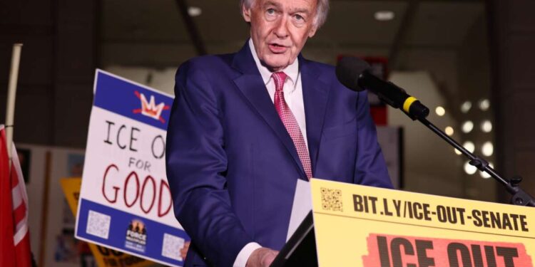 Senador pide abolir ICE y dice que votar para financiar al DHS apoya el “asesinato”