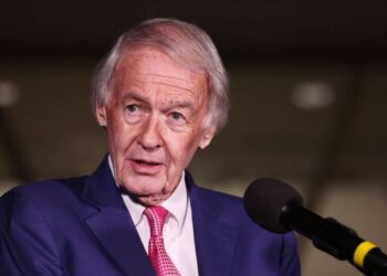 Senador pide que se destituya a Trump por textos filtrados en Groenlandia