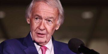 Senador pide que se destituya a Trump por textos filtrados en Groenlandia