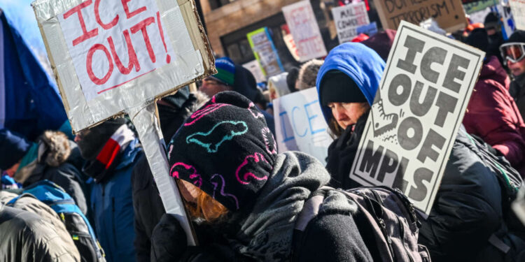Trabajadores de la salud de Minneapolis se están organizando para defender a sus pacientes del ICE