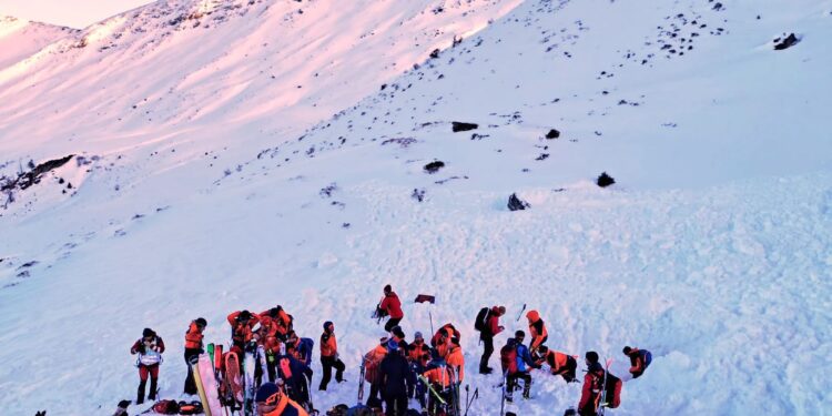 Un collage de imágenes que contiene 1 imágenes. La imagen 1 muestra Austria-Avalancha-Muertes