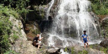 Trágico turista cae y muere después de dar un paso atrás 'para tomarse una mejor selfie' en un hermoso lugar de cascada