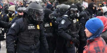 Tribunal de Apelaciones suspende orden que limita la acción de agentes de inmigración contra manifestantes de Minnesota