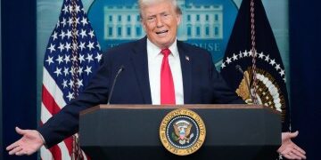 Trump confisca el SÉPTIMO petrolero en el Caribe mientras imágenes muestran a fuerzas especiales en un barco después de que 'tomó petróleo de Venezuela'