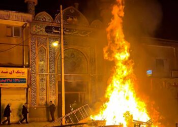 Trump dice que Irán está cerca de la "línea roja" mientras los cuerpos de los manifestantes se amontonan... pero el régimen en ruinas afirma que todo está "bajo control"