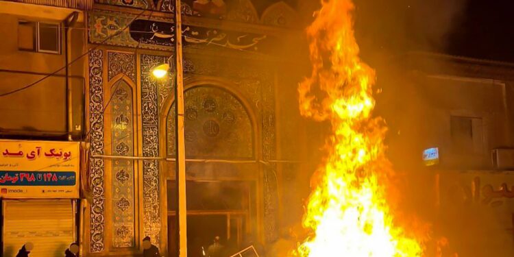 Trump dice que Irán está cerca de la "línea roja" mientras los cuerpos de los manifestantes se amontonan... pero el régimen en ruinas afirma que todo está "bajo control"