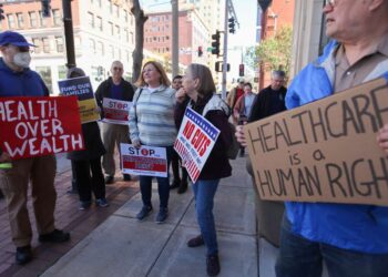 Trump dice que podría vetar un proyecto de ley para extender los créditos de la ACA para las primas de seguros