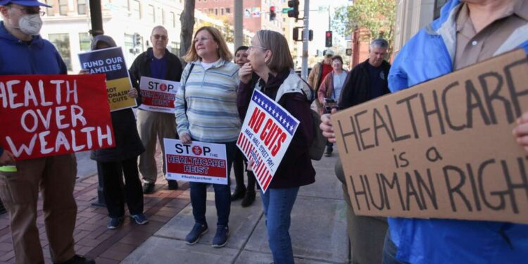 Trump dice que podría vetar un proyecto de ley para extender los créditos de la ACA para las primas de seguros