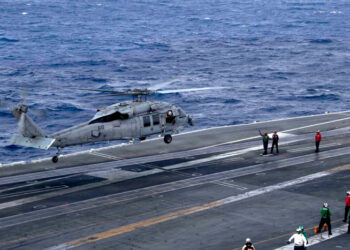 Trump dice que una "gran fuerza" de buques navales estadounidenses se dirige hacia Irán