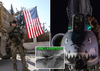 Un collage de imágenes que contiene 3 imágenes. La imagen 1 muestra a soldados de la coalición liderada por Estados Unidos haciendo guardia el día de una reunión entre los líderes de las Fuerzas Democráticas Sirias (SDF) y los líderes militares de Estados Unidos, en Deir Hafer. La imagen 2 muestra a un personal militar subiendo a un avión A-10 Thunderbolt II. La imagen 3 muestra una imagen abstracta en escala de grises con la palabra. "SIN CLASIFICAR" en verde en la parte superior