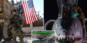 Un collage de imágenes que contiene 3 imágenes. La imagen 1 muestra a soldados de la coalición liderada por Estados Unidos haciendo guardia el día de una reunión entre los líderes de las Fuerzas Democráticas Sirias (SDF) y los líderes militares de Estados Unidos, en Deir Hafer. La imagen 2 muestra a un personal militar subiendo a un avión A-10 Thunderbolt II. La imagen 3 muestra una imagen abstracta en escala de grises con la palabra. "SIN CLASIFICAR" en verde en la parte superior