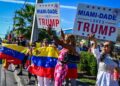 La gente reacciona a la noticia de la captura del presidente venezolano Nicolás Maduro, luego de las acciones militares estadounidenses en Venezuela durante el fin de semana, en Doral, Florida, cerca de Miami, el 3 de enero de 2026. (Giorgio Viera/AFP vía Getty Images)