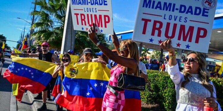 La gente reacciona a la noticia de la captura del presidente venezolano Nicolás Maduro, luego de las acciones militares estadounidenses en Venezuela durante el fin de semana, en Doral, Florida, cerca de Miami, el 3 de enero de 2026. (Giorgio Viera/AFP vía Getty Images)