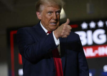 El expresidente Donald Trump hace gestos mientras habla en un mitin de campaña en el Centro de Convenciones Bayfront el 29 de septiembre de 2024, en Erie, Pensilvania.