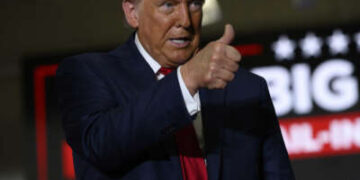 El expresidente Donald Trump hace gestos mientras habla en un mitin de campaña en el Centro de Convenciones Bayfront el 29 de septiembre de 2024, en Erie, Pensilvania.