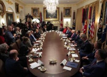 Donald Trump celebra una reunión de su gabinete en la Sala del Gabinete de la Casa Blanca el 2 de diciembre de 2025, en Washington, DC. Se ha iniciado una investigación bipartidista del Congreso sobre el papel del Secretario de Guerra, Pete Hegseth, en ordenar ataques militares estadounidenses contra pequeñas embarcaciones en aguas frente a Venezuela que han matado a decenas de personas.