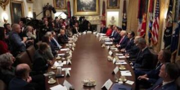 Donald Trump celebra una reunión de su gabinete en la Sala del Gabinete de la Casa Blanca el 2 de diciembre de 2025, en Washington, DC. Se ha iniciado una investigación bipartidista del Congreso sobre el papel del Secretario de Guerra, Pete Hegseth, en ordenar ataques militares estadounidenses contra pequeñas embarcaciones en aguas frente a Venezuela que han matado a decenas de personas.