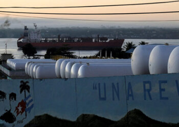 Trump ordena nuevos aranceles a cualquier nación que venda petróleo a Cuba