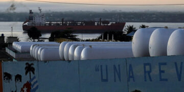 Trump ordena nuevos aranceles a cualquier nación que venda petróleo a Cuba