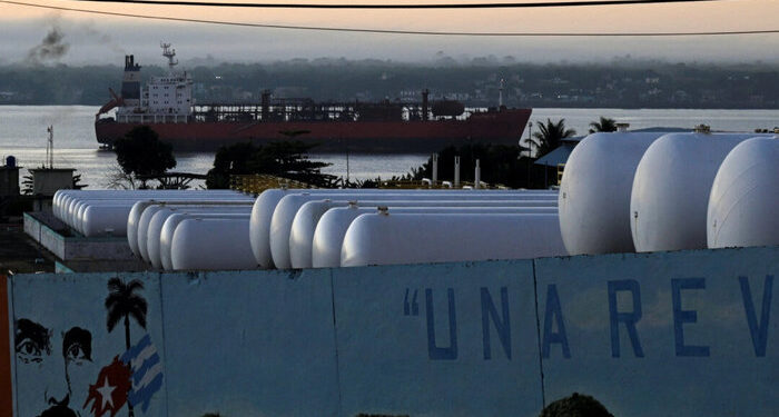 Trump ordena nuevos aranceles a cualquier nación que venda petróleo a Cuba