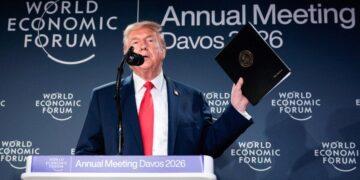El presidente Donald Trump habla durante una recepción para líderes empresariales en la reunión anual del Foro Económico Mundial (FEM) en Davos, Suiza, el 21 de enero de 2026. (Chip Somodevilla/Getty Images)