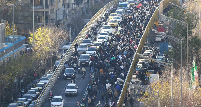 Trump promete intervenir si Irán mata a manifestantes
