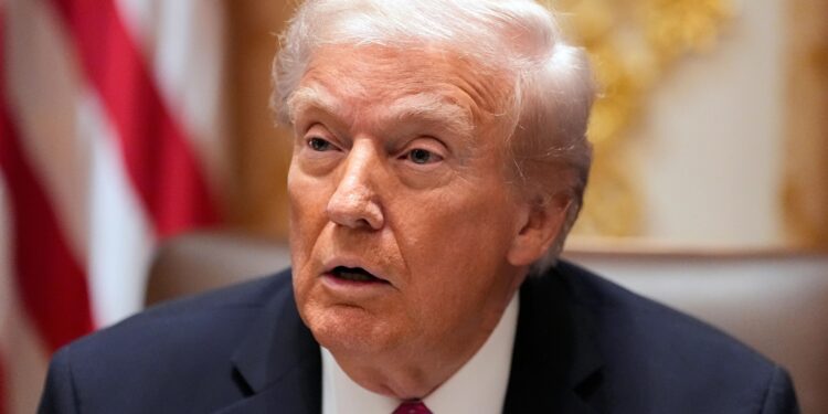 Trump reacciona con emoción a las imágenes del tiroteo de Renee Good por parte de un oficial de ICE e insiste en que "ella lo atropelló"