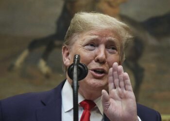 Trump reprende a los “insurrectos ambientales” con afirmaciones falsas sobre el frío extremo