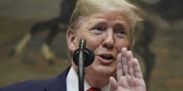 Trump reprende a los “insurrectos ambientales” con afirmaciones falsas sobre el frío extremo