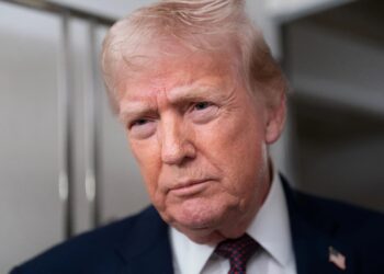 El presidente de Estados Unidos, Donald Trump, habla con miembros de los medios de comunicación a bordo del Air Force One de camino a la Base Conjunta Andrews.