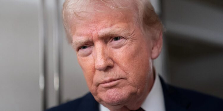 El presidente de Estados Unidos, Donald Trump, habla con miembros de los medios de comunicación a bordo del Air Force One de camino a la Base Conjunta Andrews.