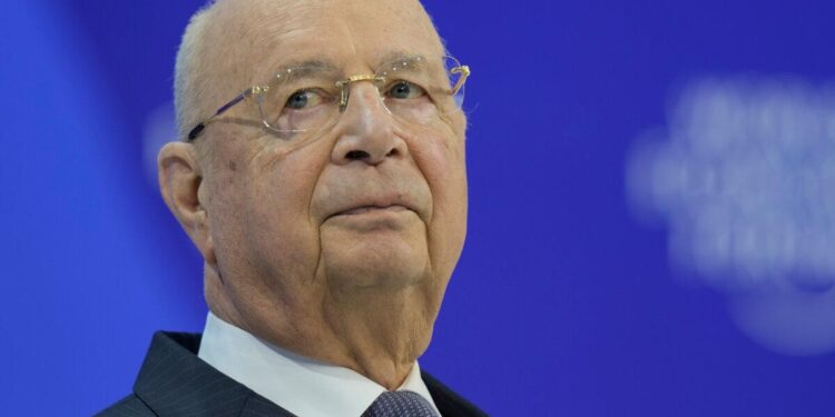 El entonces presidente del Foro Económico Mundial, Klaus Schwab, asiste a la inauguración de la reunión anual en Davos, Suiza, el 16 de enero de 2024. (Markus Schreiber/Foto AP)