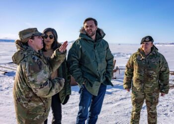 El vicepresidente estadounidense JD Vance y la segunda dama Usha Vance visitan la base espacial Pituffik del ejército estadounidense en Groenlandia el 28 de marzo de 2025. (Jim Watson/AP)