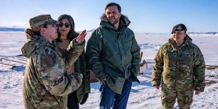El vicepresidente estadounidense JD Vance y la segunda dama Usha Vance visitan la base espacial Pituffik del ejército estadounidense en Groenlandia el 28 de marzo de 2025. (Jim Watson/AP)