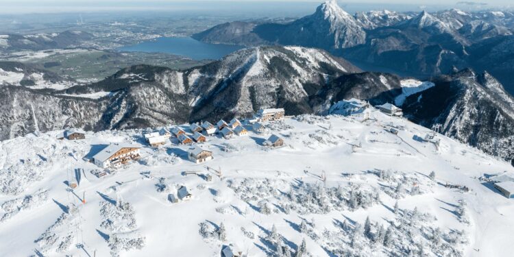 Vista aérea de la estación de esquí Feuerkogel, distrito de Gmunden, Alta Austria, Austria