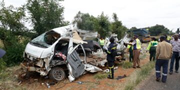 Un escolar entre los 11 muertos después de que un camión chocara contra un minibús pocos días después de que un accidente similar matara a 14 niños en Sudáfrica