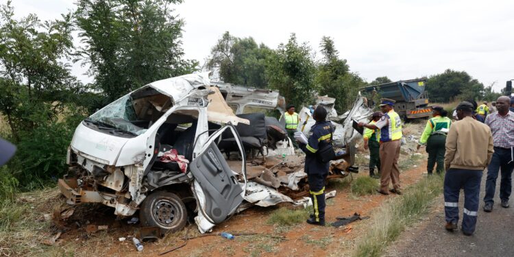 Un escolar entre los 11 muertos después de que un camión chocara contra un minibús pocos días después de que un accidente similar matara a 14 niños en Sudáfrica