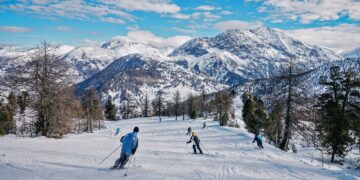 Un collage de imágenes que contiene 1 imágenes. La imagen 1 muestra personas esquiando en una pendiente nevada en la estación de esquí de Claviere con montañas al fondo.