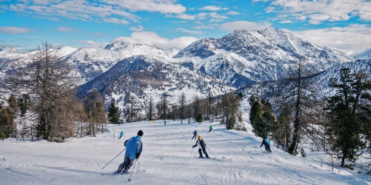 Un collage de imágenes que contiene 1 imágenes. La imagen 1 muestra personas esquiando en una pendiente nevada en la estación de esquí de Claviere con montañas al fondo.